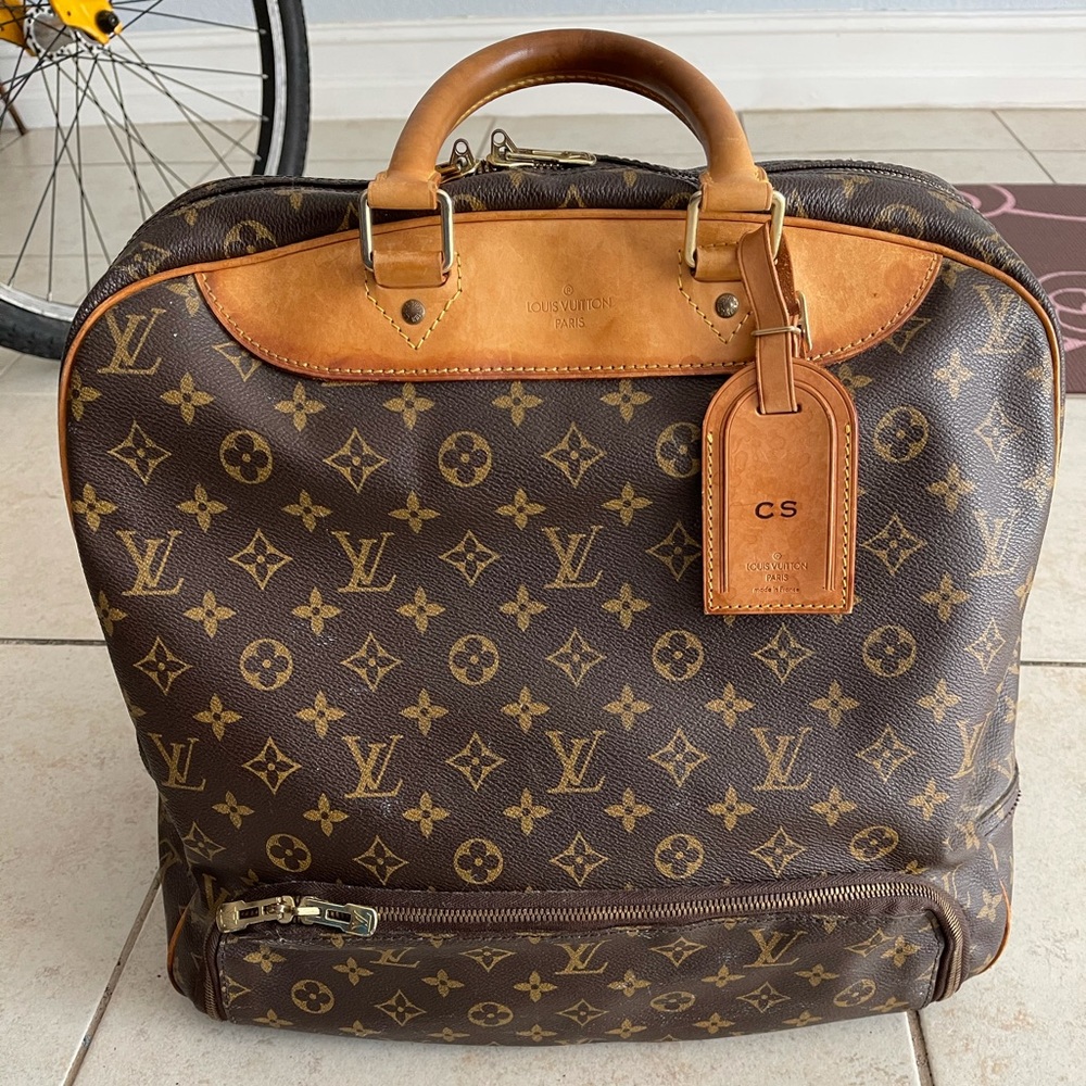 Vintage travel bag with shoe pocket under .